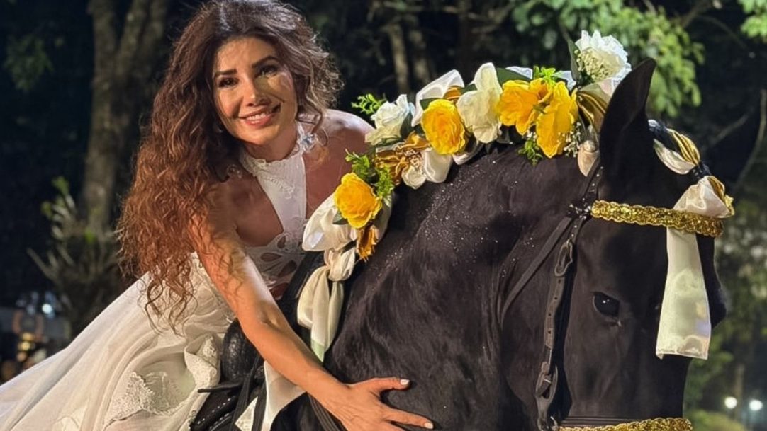 Paula Fernandes celebra aniversário em Barretos com look transparente e parabéns do público