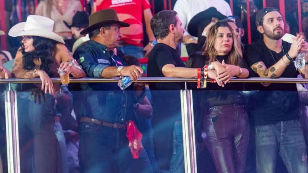 Ex-namorados, Ana Castela e Gustavo Mioto ficam lado a lado durante show em Barretos