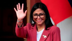 Presidente interina da Venezuela contesta Trump e reforça controle sobre petróleo do país