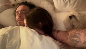Brooklyn Beckham exibe foto no quarto com Nicola Peltz enquanto família curte férias na Europa