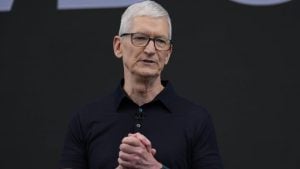 Tim Cook se despede da Apple após anos como CEO e emociona funcionários em carta