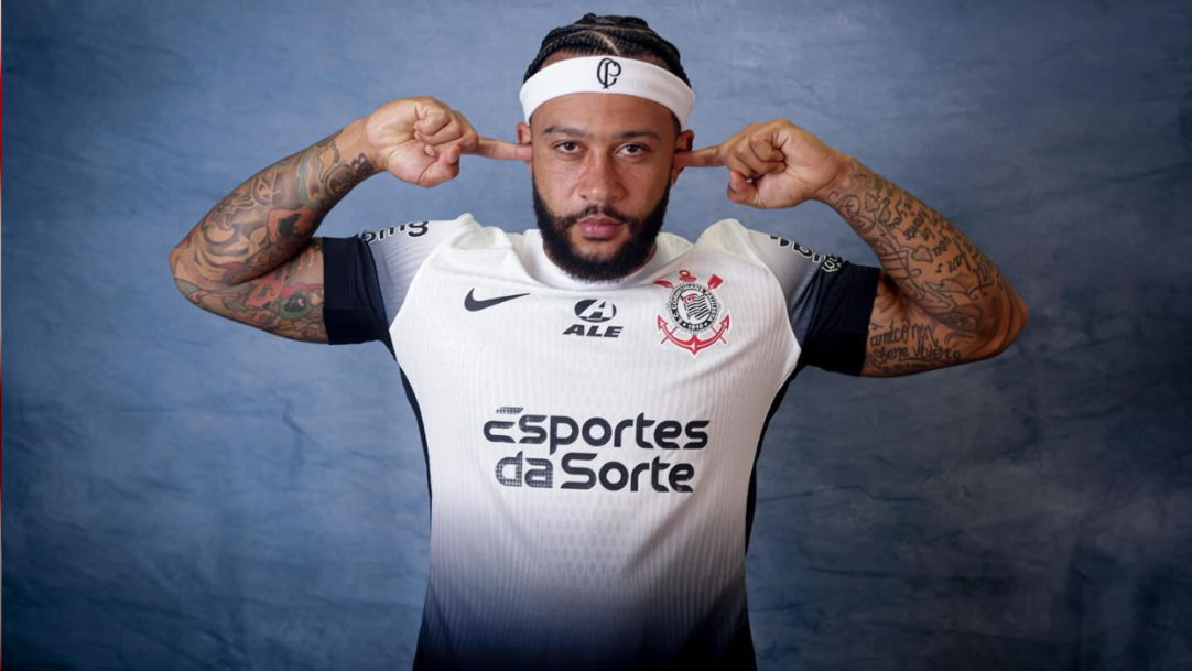 Memphis Depay chega ao Brasil para acertar renovação de contrato com o Corinthians