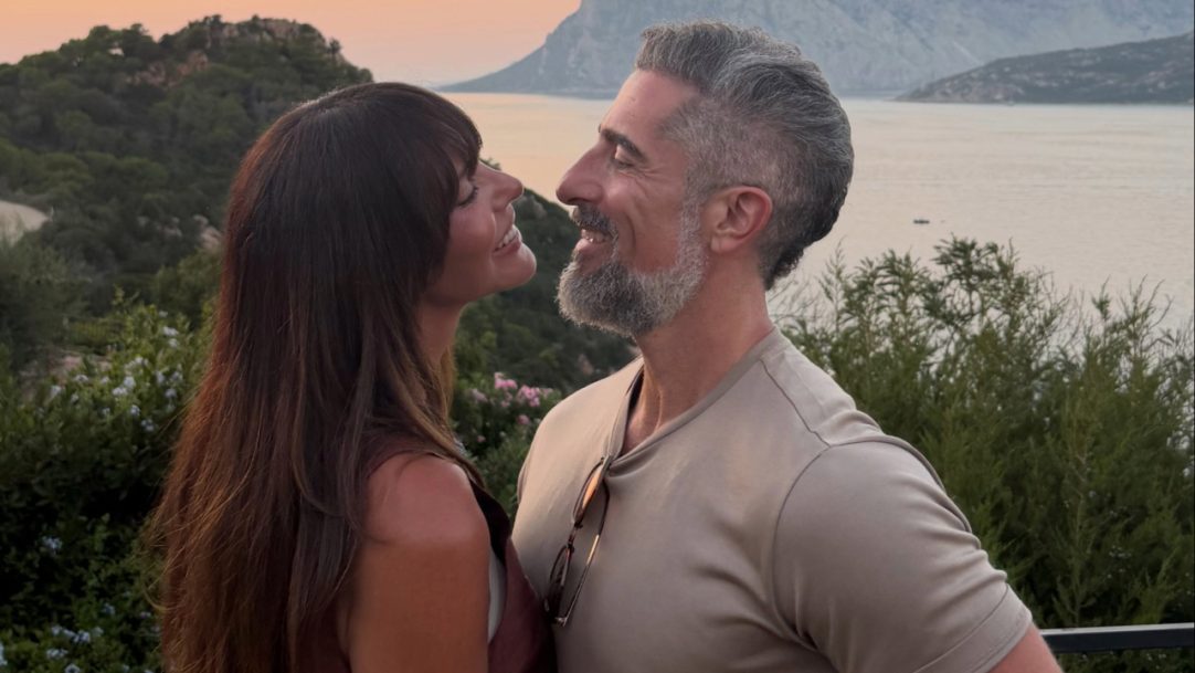 De férias na Itália, Marcos Mion curte passeio de barco em família