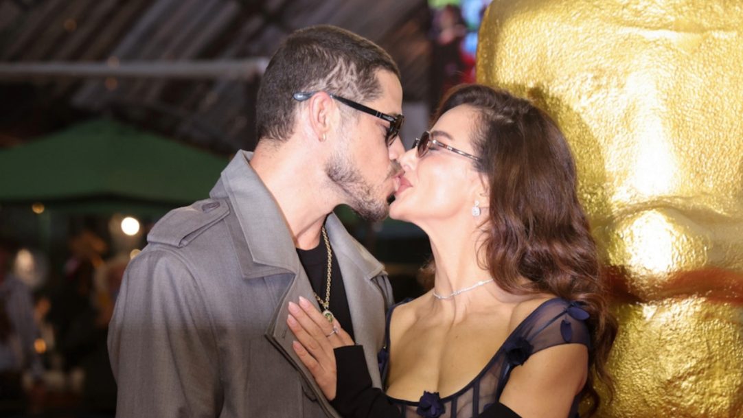 José Loreto beija Fernanda Marques no tapete vermelho de Chorão em Gramado