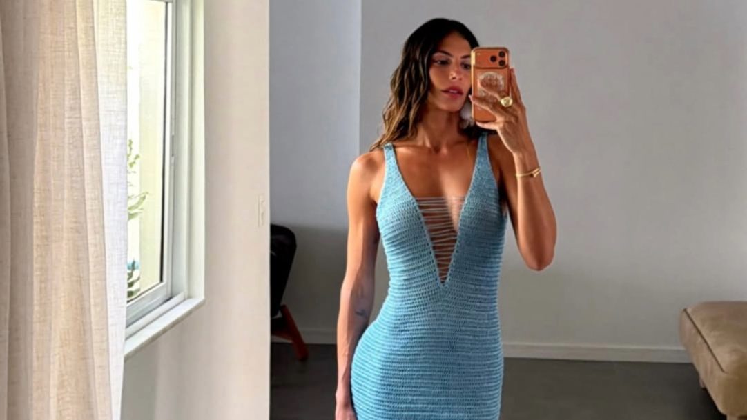 Mari Gonzalez usa vestido de crochê de pele à mostra, apostando em cor tendência