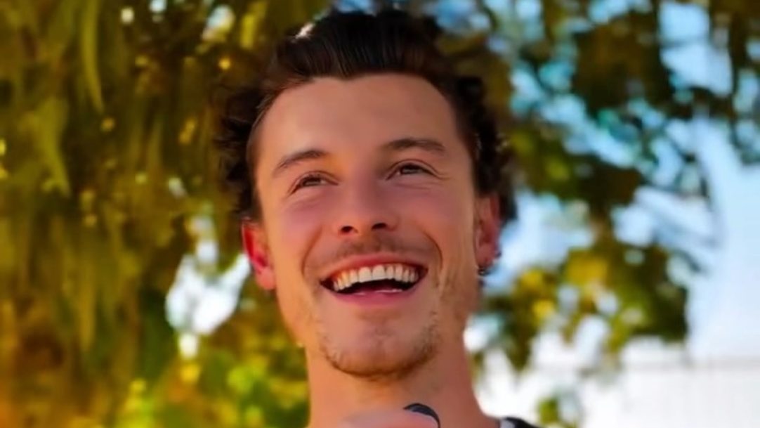 Shawn Mendes fala português em visita a projeto social em Angola
