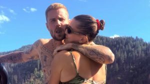 Em clima de romance, Justin Bieber compartilha foto ao lado de Hailey de biquíni