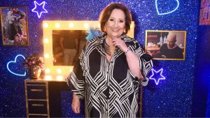 Dona Déa revela que não assistiu à cena da morte de Paulo Gustavo em musical com os netos