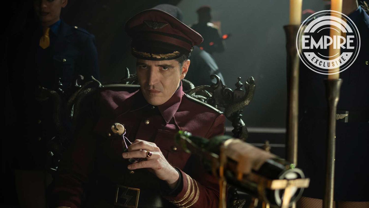 David Dastmalchian como Bison em uma cena do filme com alguns personagens ao redor