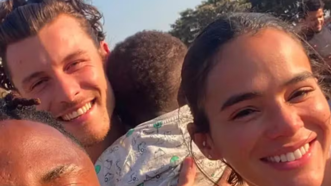 Shawn Mendes impressiona ao falar português durante viagem com Bruna Marquezine em Angola