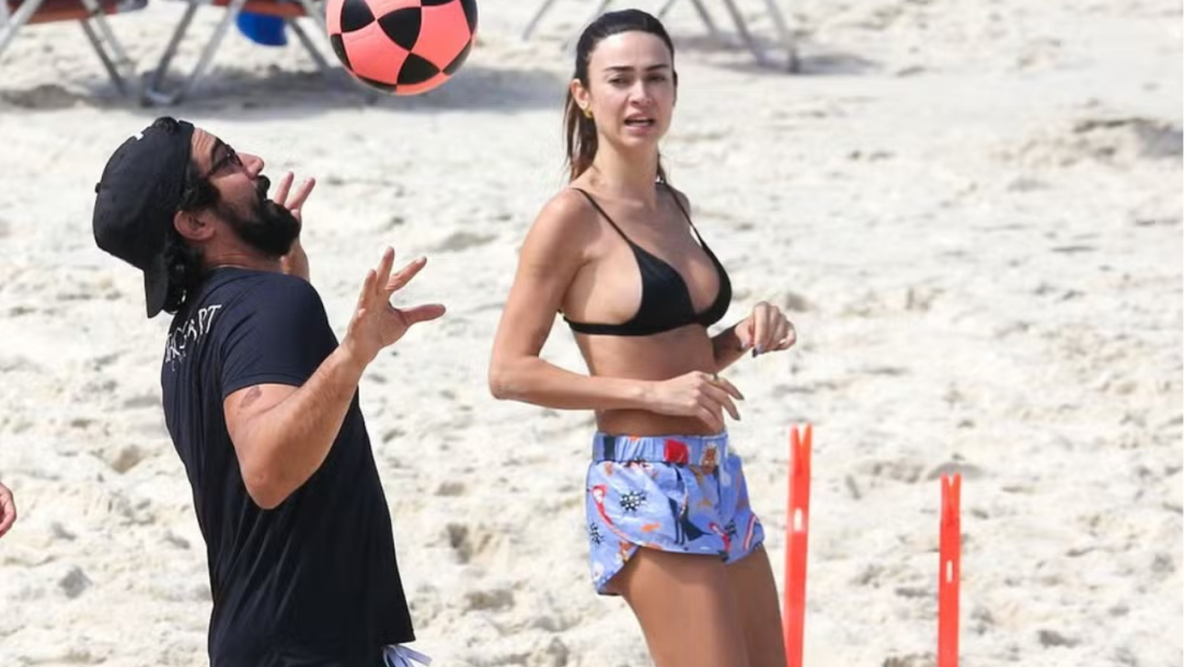 Thaila Ayala e Renato Góes curtem dia de praia e jogam altinha na Barra da Tijuca