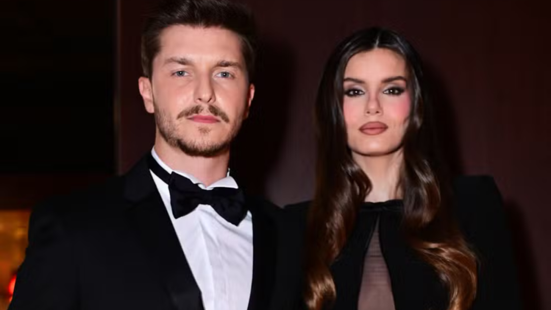 Klebber Toledo e Camila Queiroz roubam a cena com looks elegantes em baile em São Paulo