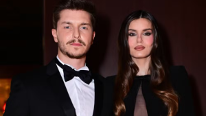 Klebber Toledo e Camila Queiroz roubam a cena com looks elegantes em baile em São Paulo