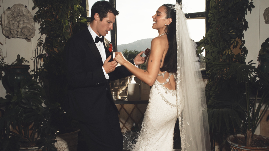 Dua Lipa fala pela primeira vez sobre casamento com Callum Turner e revela conselhos que recebeu: ‘Seguimos apenas dois’
