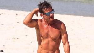 Claudio Heinrich revive clima de galã dos anos 90 em dia de sol na praia do Rio de Janeiro