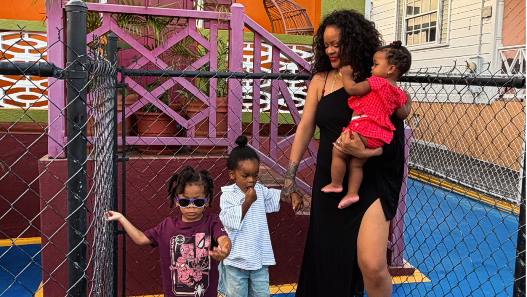 Rihanna retorna a Barbados e mostra aos filhos a casa onde passou a infância: ‘É louco como a vida funciona’