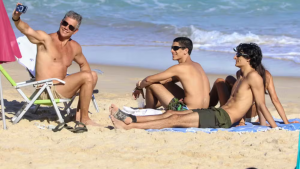 Marcio Garcia curte domingo de praia com a esposa Andrea e os filhos no Rio