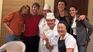 Shawn Mendes volta a restaurante japonês em São Paulo com Bruna Marquezine