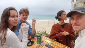 Irmã de Shawn Mendes abre álbum de férias no Brasil ao lado Bruna Marquezine