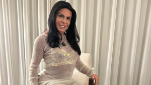 Gretchen raspa a cabeça antes de transplante capilar e revela luta contra alopecia