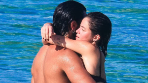 Agatha Moreira e Rodrigo Simas trocam beijão em dia de praia no Rio de Janeiro
