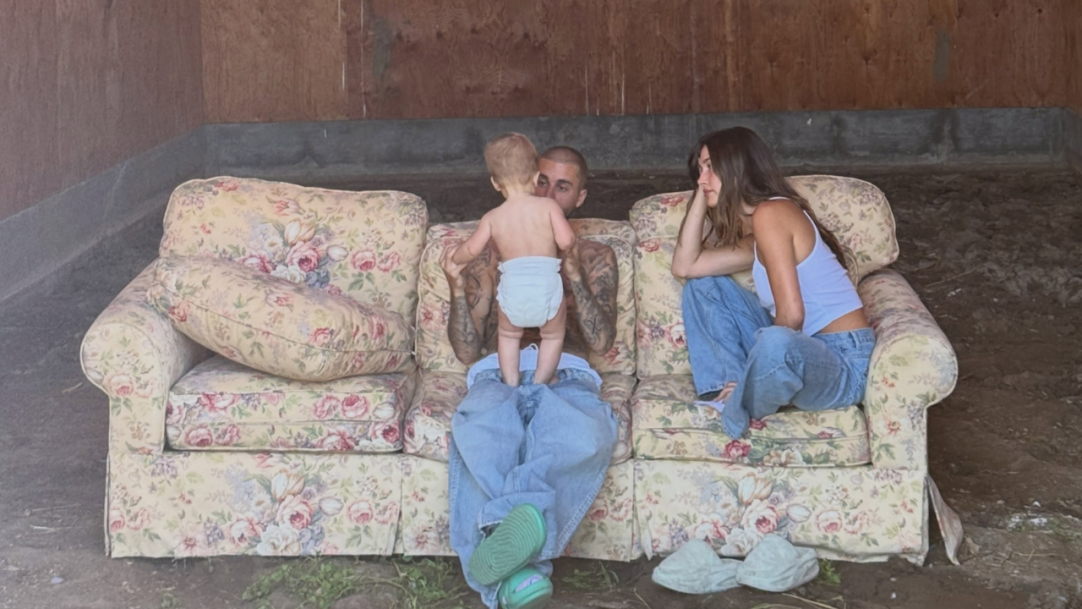 Hailey Bieber celebra 2 anos do filho com Justin Bieber, Jack Blues