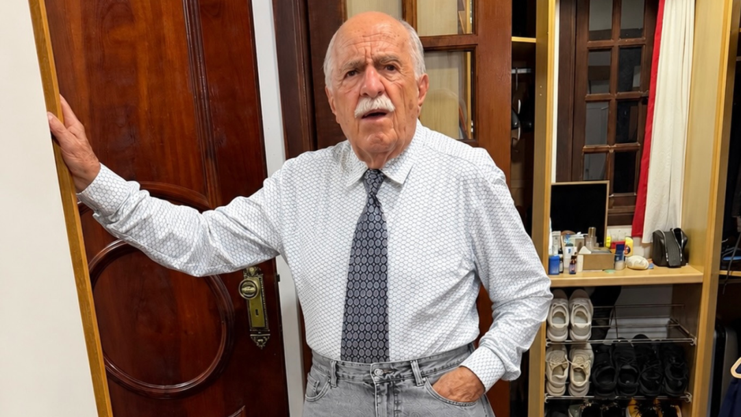 Ary Fontoura é comparado ao Patolino após posar com look inusitado: “calça de ir ao shopping”