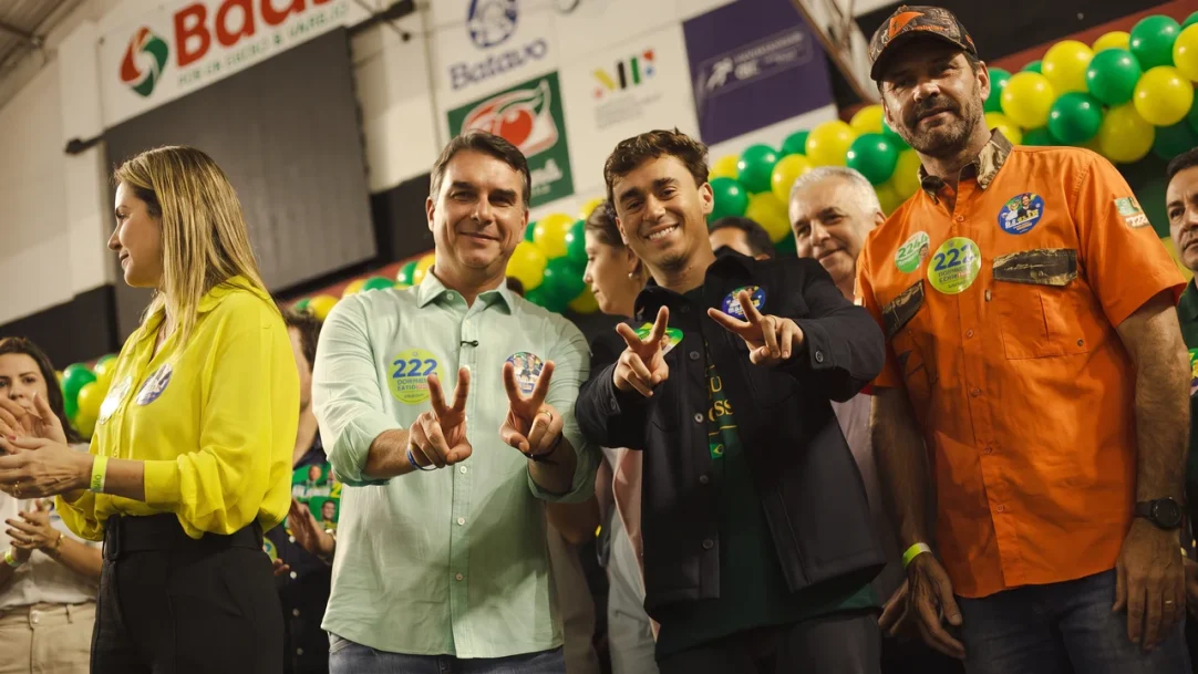 Flávio Bolsonaro minimiza polêmica sobre filme e ataca Lula