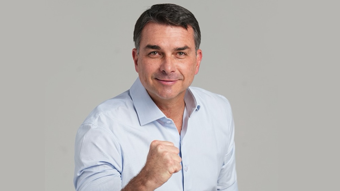 Campanha de Flávio Bolsonaro admite erro em currículo oficial
