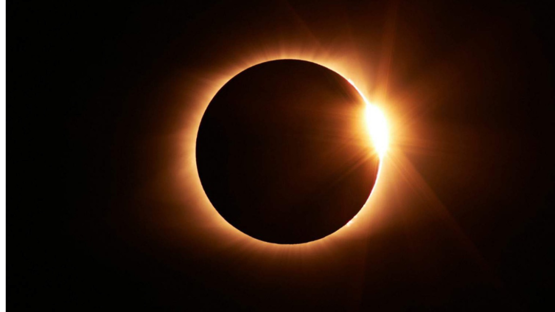Eclipse solar total escurece céu no Hemisfério Norte