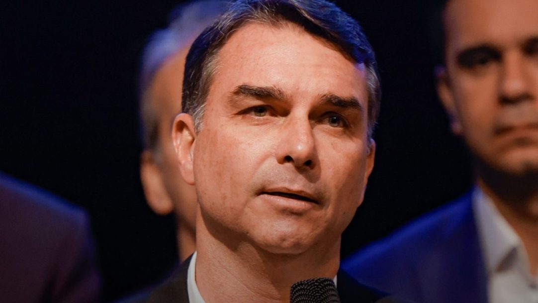 Sem Lula, Flávio Bolsonaro também falta a debate: “é com ele que eu quero debater”