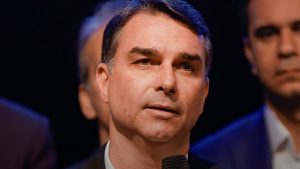 Sem Lula, Flávio Bolsonaro também falta a debate: “é com ele que eu quero debater”