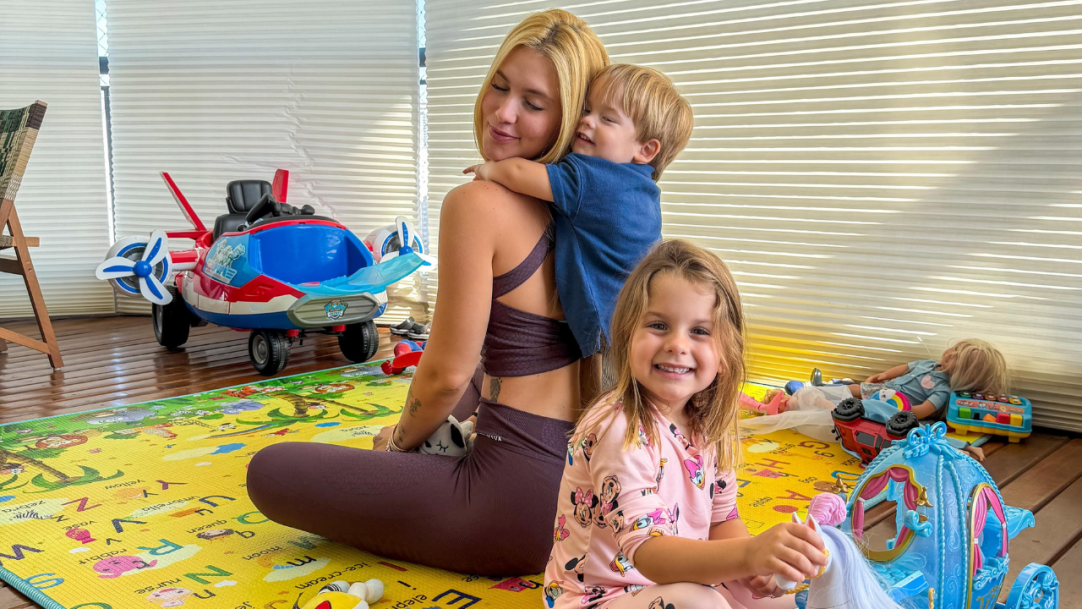 Virginia diverte filhos com compras e brincadeiras na Espanha