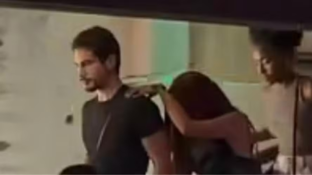 Anitta e Danilo Mesquita são flagrados de mãos dadas saindo de bar no Centro do Rio