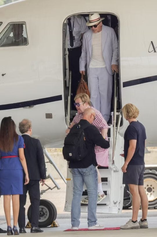Antes de desembarcar no Brasil para o Rock in Rio, Elton John aproveita viagem em família pela Itália com o marido e os filhos Antes de desembarcar no Brasil para o Rock in Rio, Elton John aproveita viagem em família pela Itália com o marido e os filhos