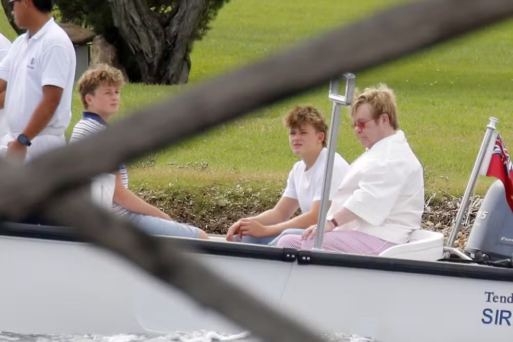 Antes de desembarcar no Brasil para o Rock in Rio, Elton John aproveita viagem em família pela Itália com o marido e os filhos Antes de desembarcar no Brasil para o Rock in Rio, Elton John aproveita viagem em família pela Itália com o marido e os filhos