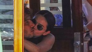 Clima de romance: Selena Gomez e Benny Blanco esbanjam paixão durante passeio de barco em Veneza