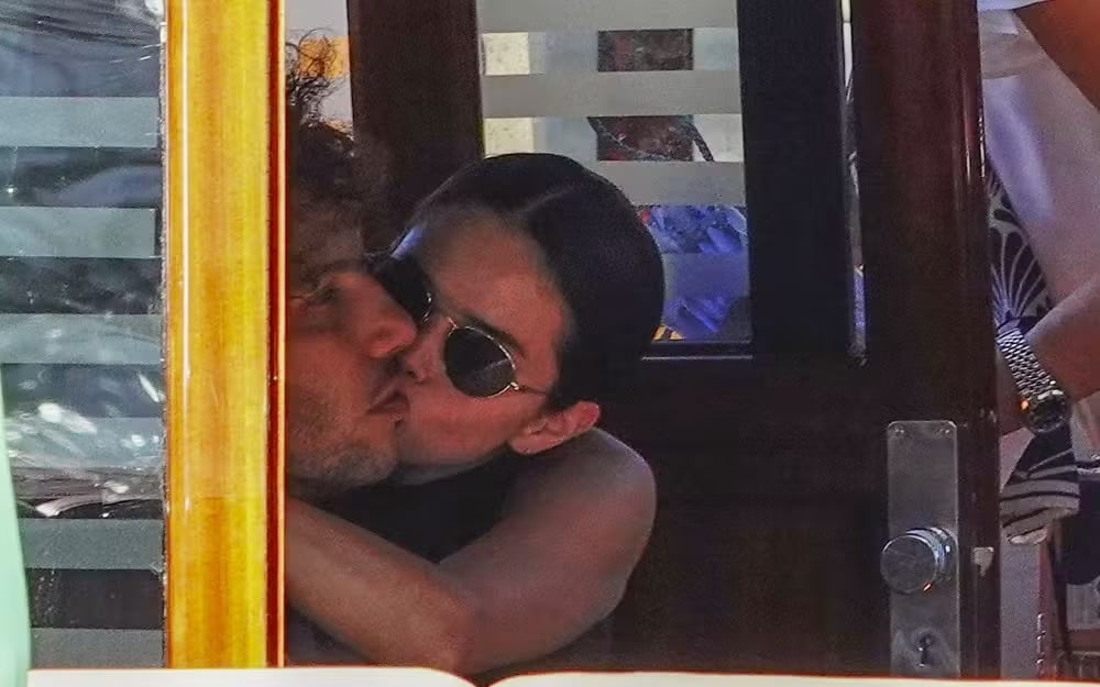 Selena Gomez e Benny Blanco aproveitam viagem à Itália e curtem passeio romântico a dois pelos canais de Veneza Selena Gomez e Benny Blanco aproveitam viagem à Itália e curtem passeio romântico a dois pelos canais de Veneza