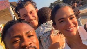 Bruna Marquezine e Shawn Mendes visitam projeto social em Angola