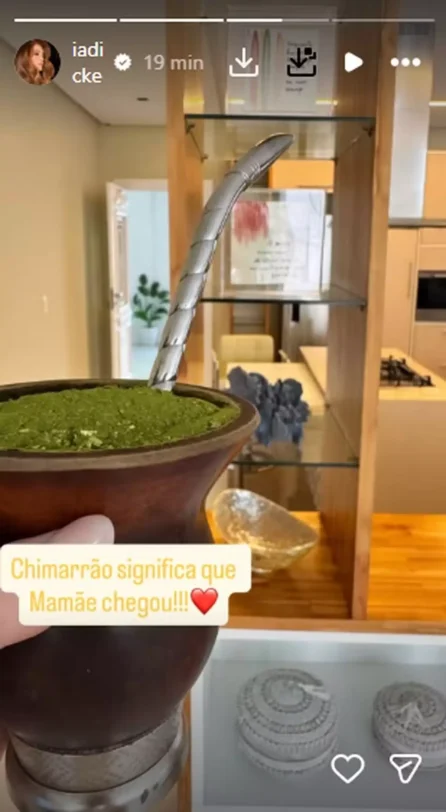 Após separação de Pedro Scooby, Cintia Dicker recebe visita da mãe Após separação de Pedro Scooby, Cintia Dicker recebe visita da mãe