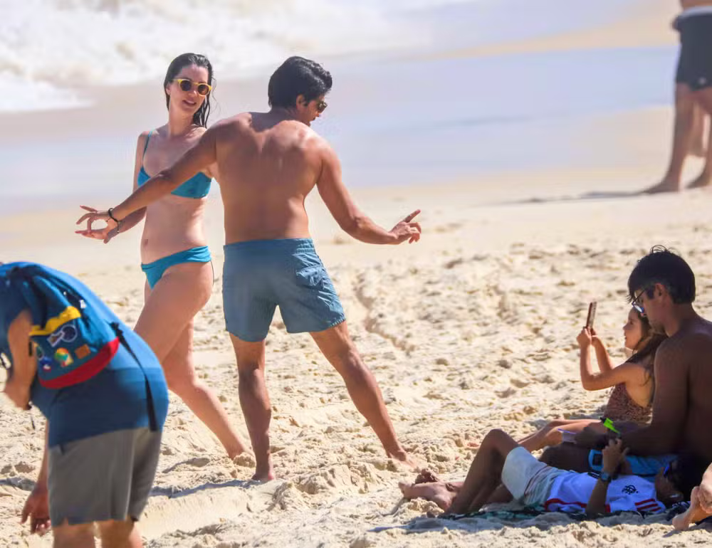 Nathalia Dill aproveita o dia no Rio de Janeiro para curtir praia agarradinha com a família e esbanja simpatia