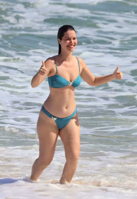 Nathalia Dill aproveita o dia no Rio de Janeiro para curtir praia agarradinha com a família e esbanja simpatia