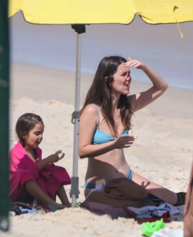 Nathalia Dill aproveita o dia no Rio de Janeiro para curtir praia agarradinha com a família e esbanja simpatia