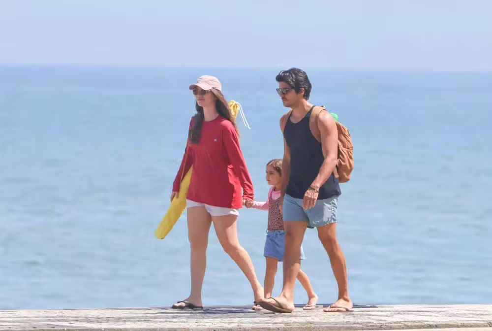Nathalia Dill aproveita o dia no Rio de Janeiro para curtir praia agarradinha com a família e esbanja simpatia