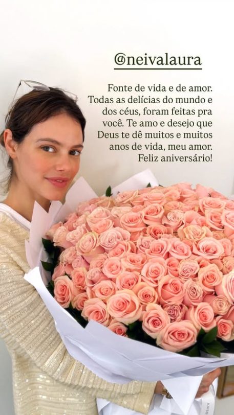 Chay Suede presenteia Laura Neiva com buquê e se derrete em homenagem à amada: 'Vida e amor'