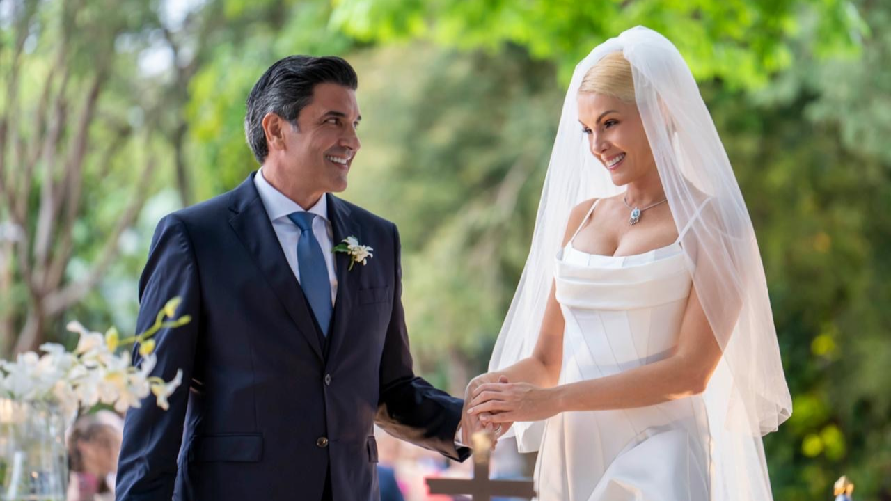 Ana Hickmann aposta em vestido de 40 metros de tafetá para casamento com Edu Guedes