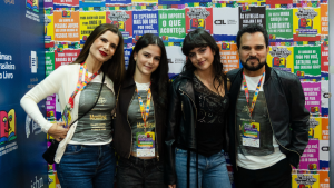 Luciano Camargo comparece a Bienal em lançamento de caçula