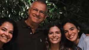 Bruna Marquezine encanta seguidores ao posar ao lado da irmã e dos pais em registro raro