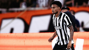 Botafogo: Paulinho destaca ambição e disputa saudável com Alex Telles