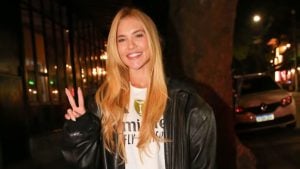 Virginia atende fãs de madrugada ao deixar salão de beleza com camisa do Real Madrid